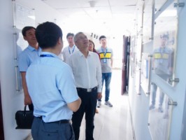 滨海新区常务副区长贾堤一行莅临ayxty.com科技调研指导